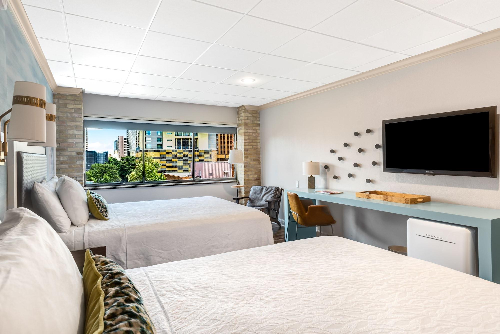 Riverwalk Plaza 3*
